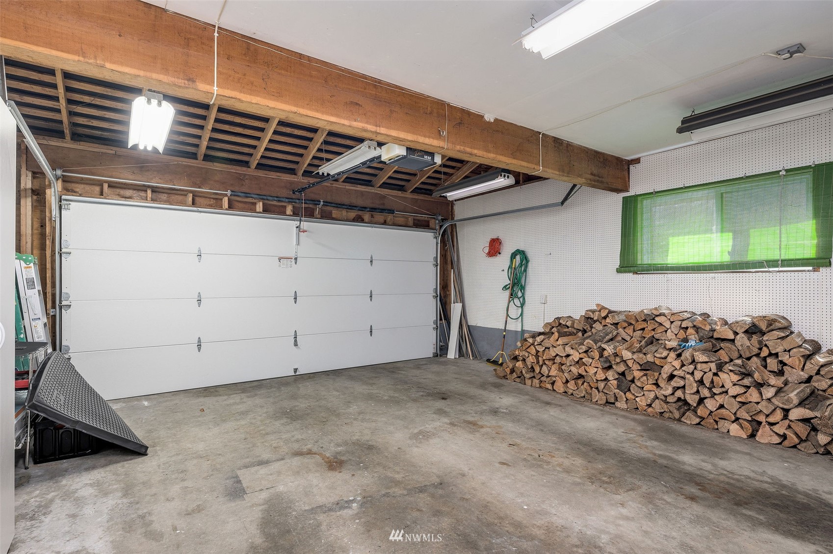1603 Eagle Ridge Drive South, Unit D4 Renton, WA 98055 - Photo 26 of 30 a view of a garage