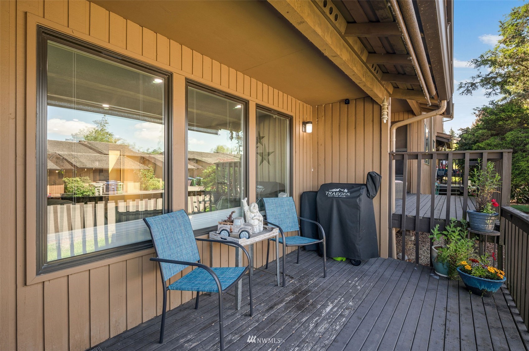1603 Eagle Ridge Drive South, Unit D4 Renton, WA 98055 - Photo 27 of 30 a outdoor space with furniture