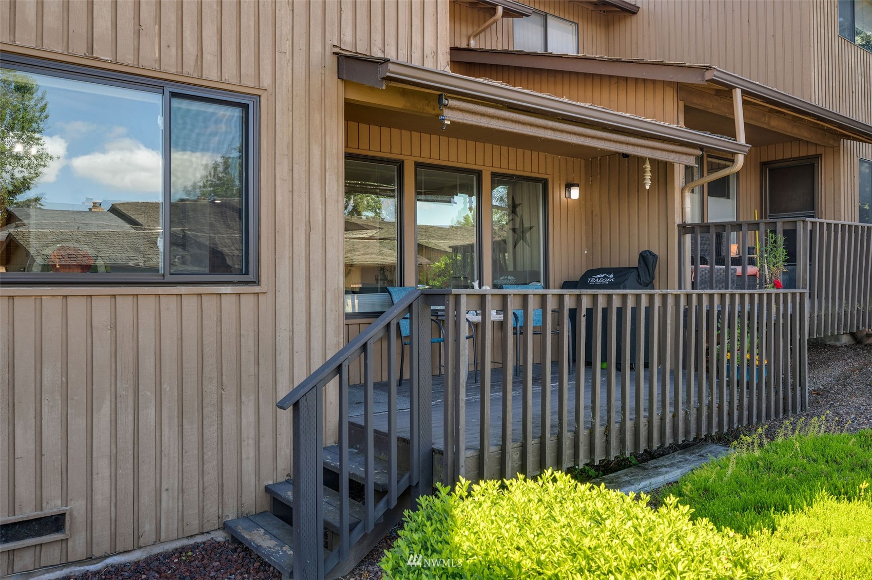 1603 Eagle Ridge Drive South, Unit D4 Renton, WA 98055 - Photo 28 of 30 a view of a house with a wooden fence