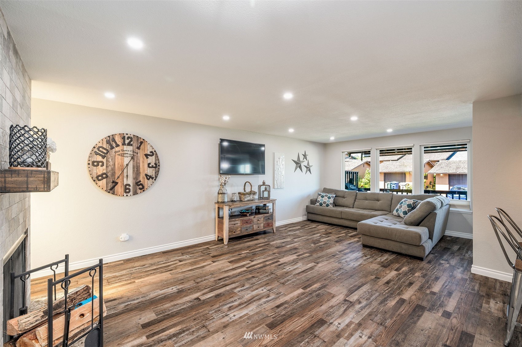 1603 Eagle Ridge Drive South, Unit D4 Renton, WA 98055 - Photo 3 of 30 a living room with furniture and a wooden floor