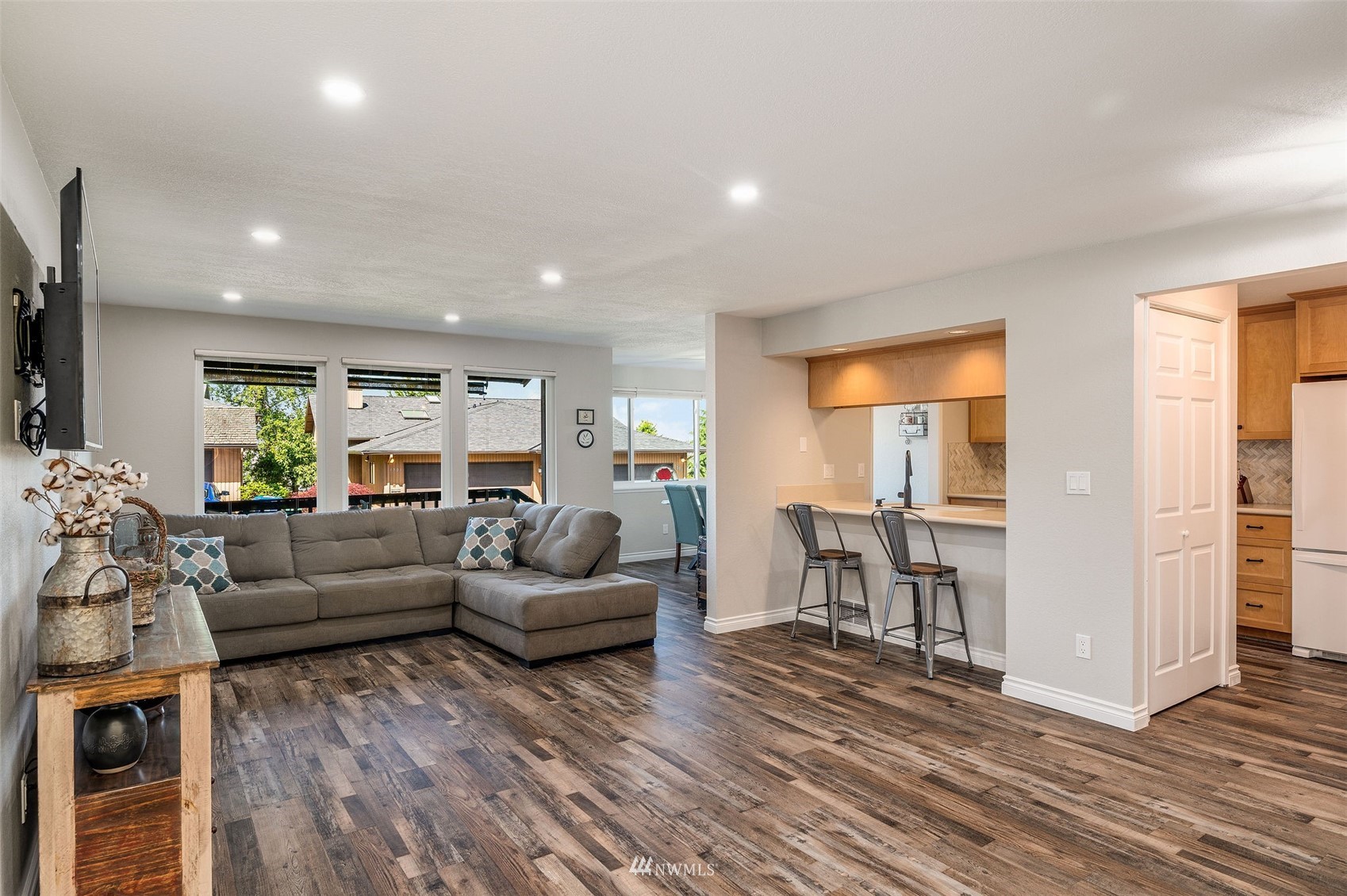1603 Eagle Ridge Drive South, Unit D4 Renton, WA 98055 - Photo 4 of 30 a living room with furniture and a wooden floor