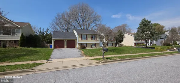 a view of house with a yard