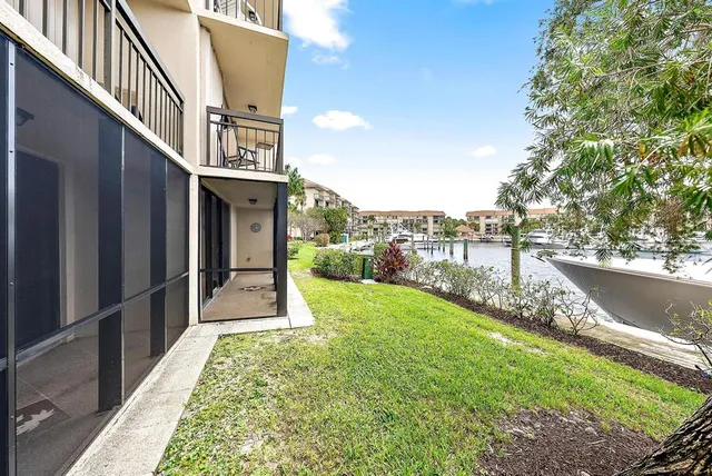 a view of a back yard