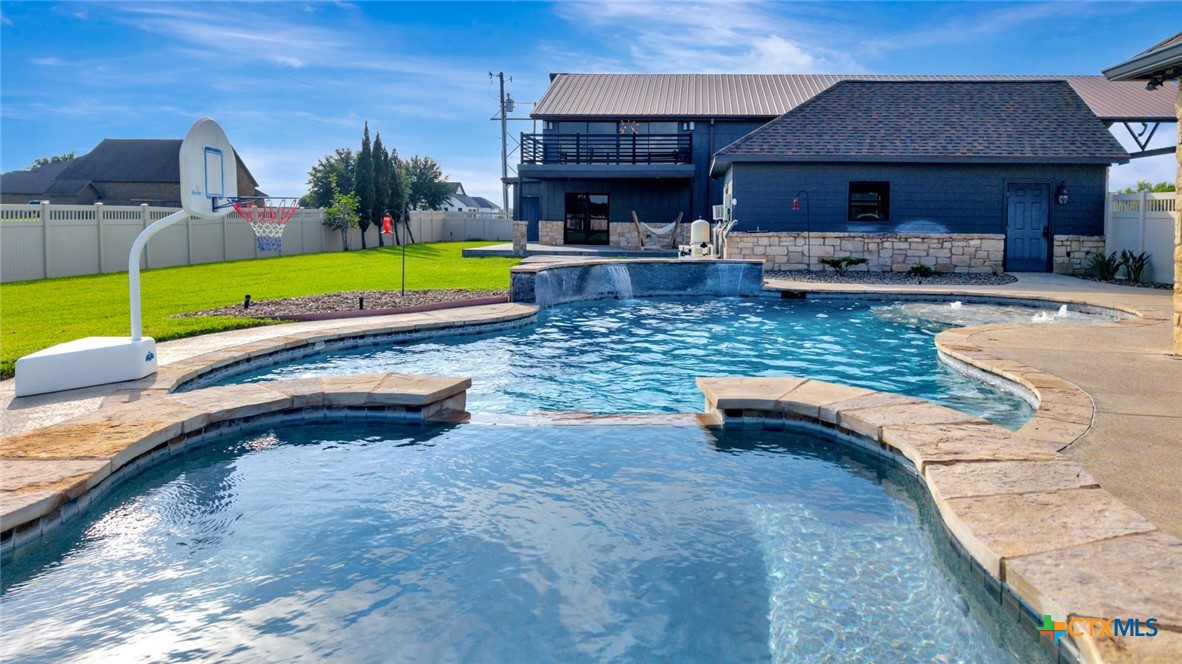 121 Spring Ridge Drive Victoria, TX 77904 - Photo 7 of 14