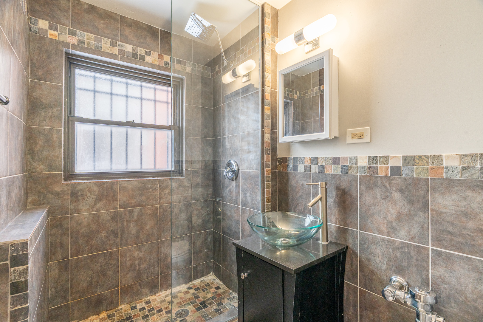 5815 North Sheridan Road, Unit PH2 Chicago, IL 60660 - Photo 4 of 12 a bathroom with a sink and a mirror