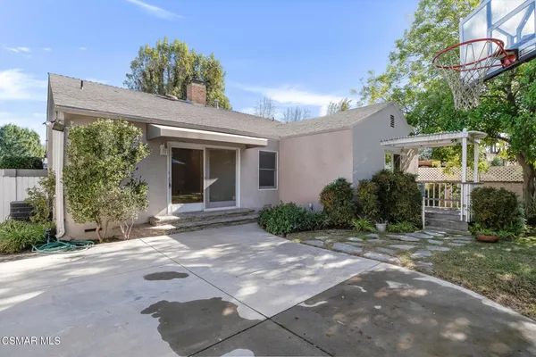$4,975 | 6045 Sunnyslope Avenue, Van Nuys, CA 91401
