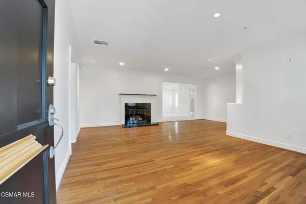 $4,975 | 6045 Sunnyslope Avenue, Van Nuys, CA 91401