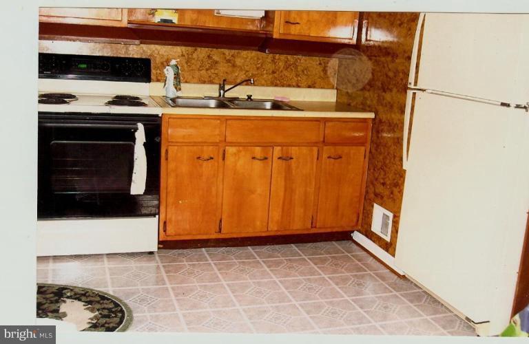 558 Cleveland Road Linthicum Heights, MD 21090 - Photo 4 of 7 Kitchen