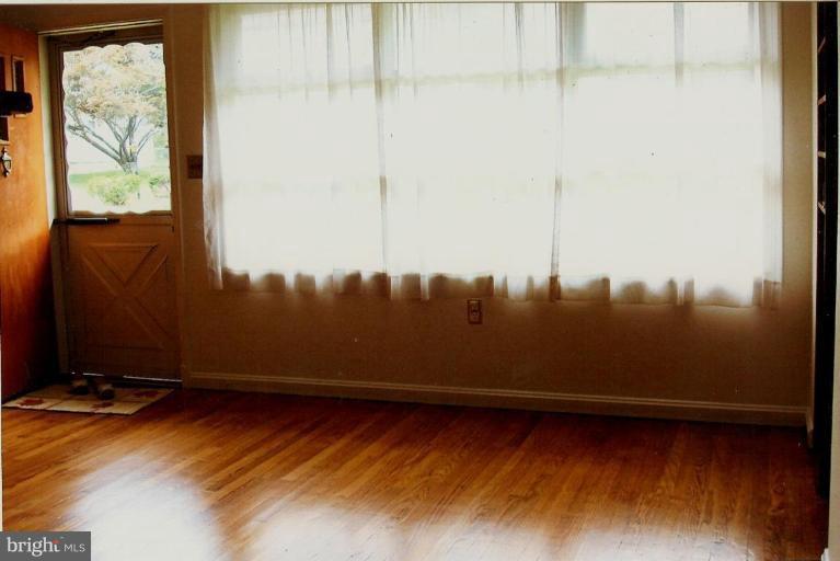 558 Cleveland Road Linthicum Heights, MD 21090 - Photo 5 of 7 Living Room #2