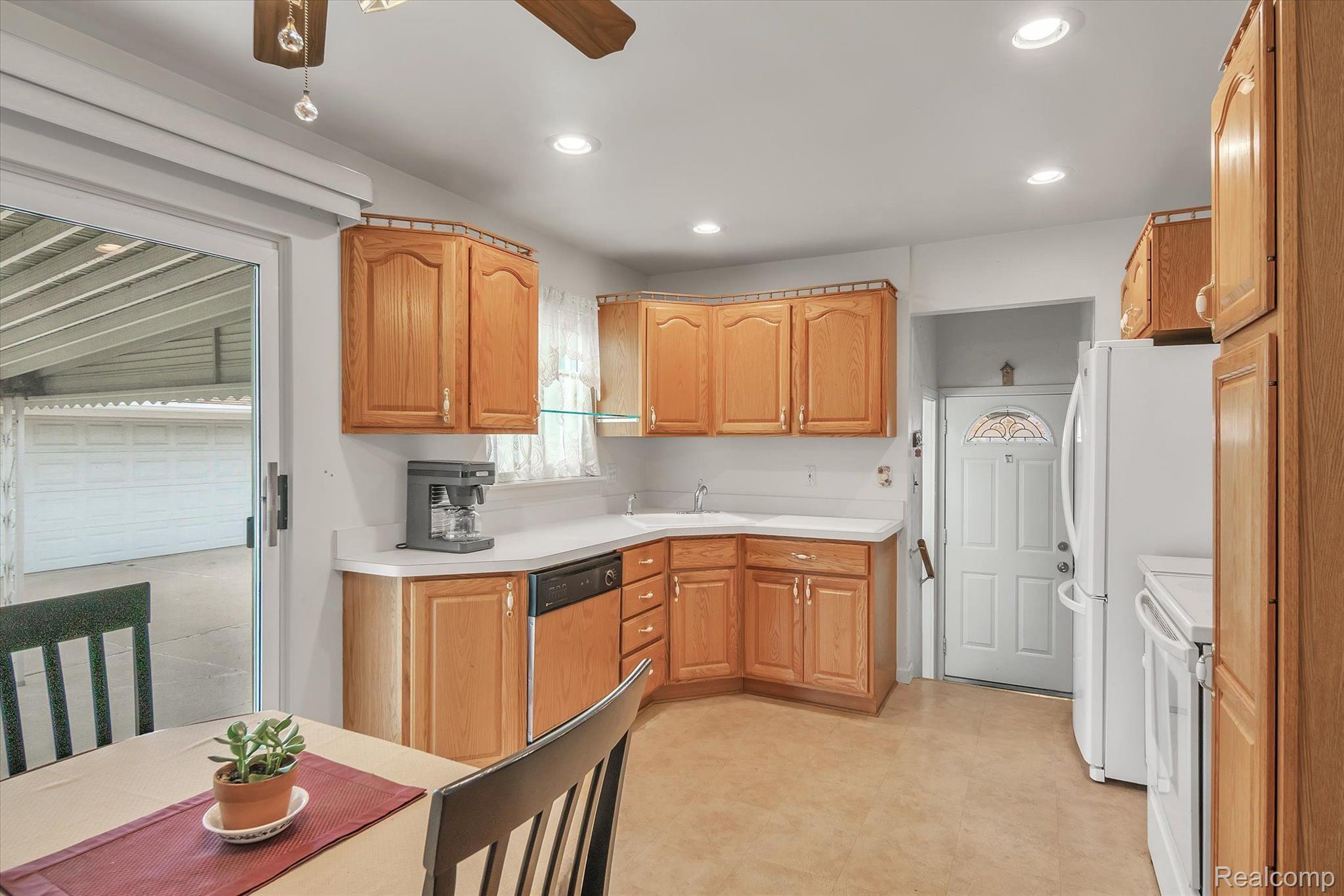 29173 Schoenherr Road Warren, MI 48088 - Photo 10 of 51 Gallery Image 10