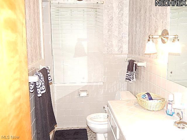 1082 Carver Road Cleveland, OH 44112 - Photo 18 of 21 Main bathroom