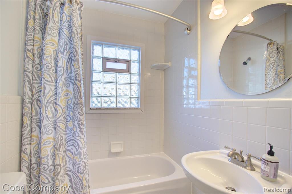 3911 Durham Road Royal Oak, MI 48073 - Photo 12 of 37