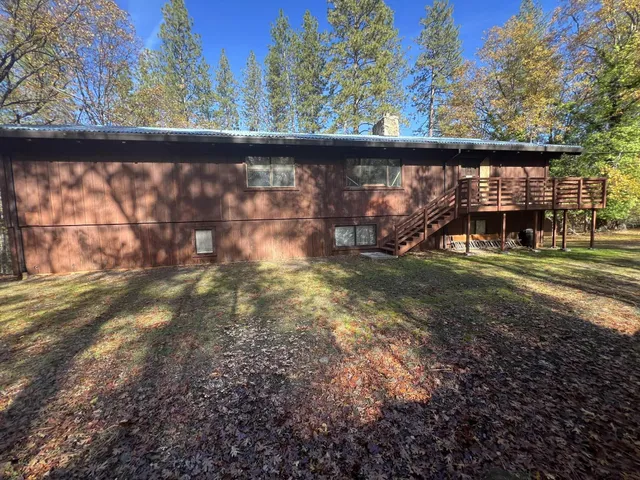 a view of a yard with a tree