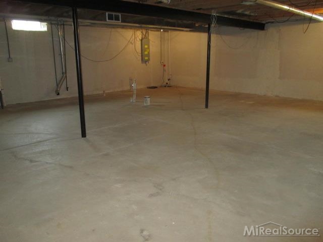 4056 April Lane Sterling Heights, MI 48310 - Photo 16 of 21 31217108-15.JPG