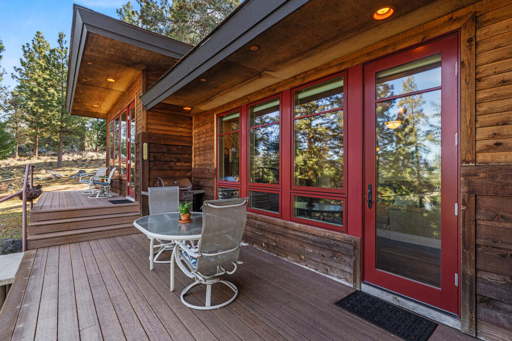 11421 Kestrel Road Klamath Falls, OR 97601 - Photo 12 of 55 Back Deck