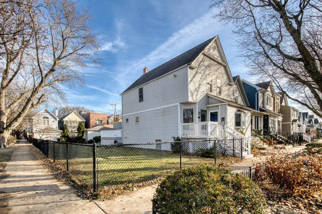 $6,000 | 3857 North Hermitage Avenue, Chicago, IL 60613