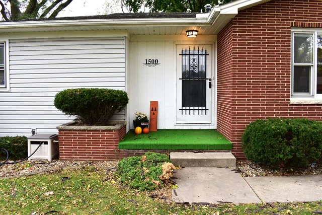 a view of a house with a yard and plants