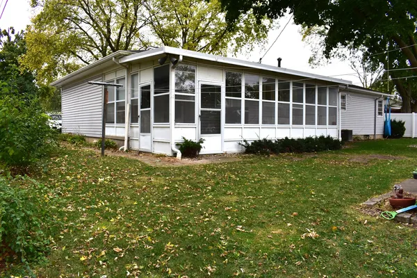 a view of a house with backyard