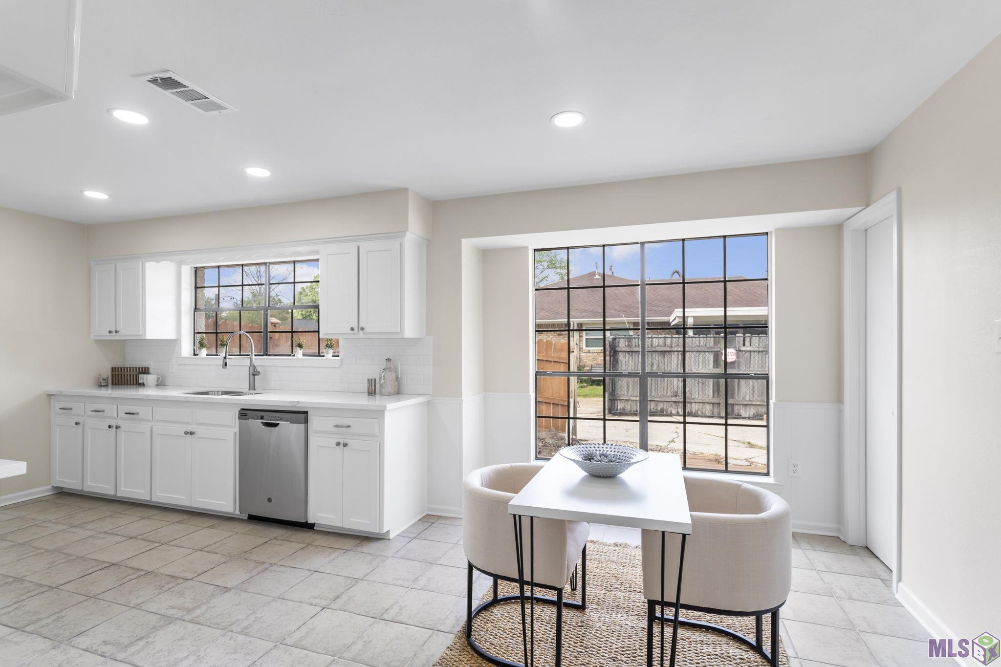 13542 Ridgeview Drive Baton Rouge, LA 70817 - Photo 5 of 18 Breakfast / Kitchen