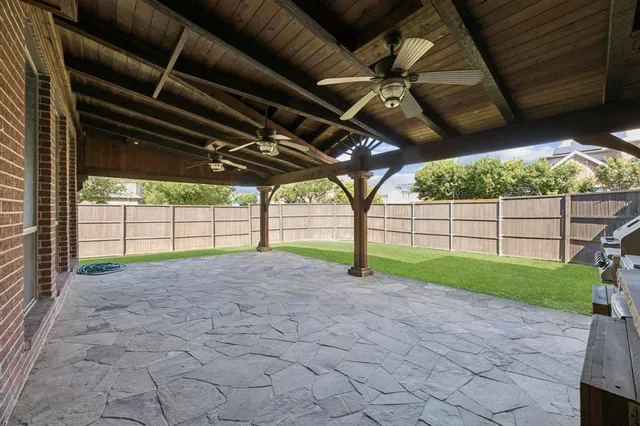 a view of a backyard