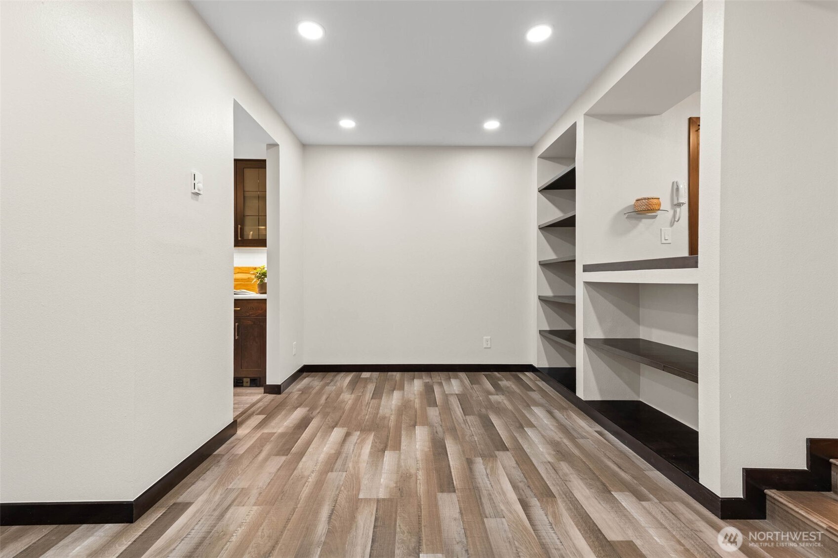 8641 Zircon Drive Southwest, Unit U3 Lakewood, WA 98498 - Photo 8 of 32 a view of an empty room with a window