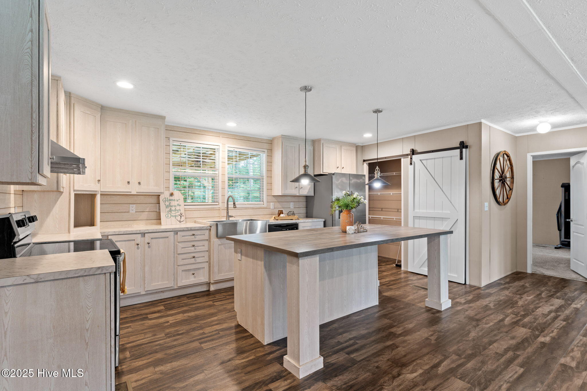 546 Pond Road Rocky Point, NC 28457 - Photo 16 of 48 Kitchen and Pantry
