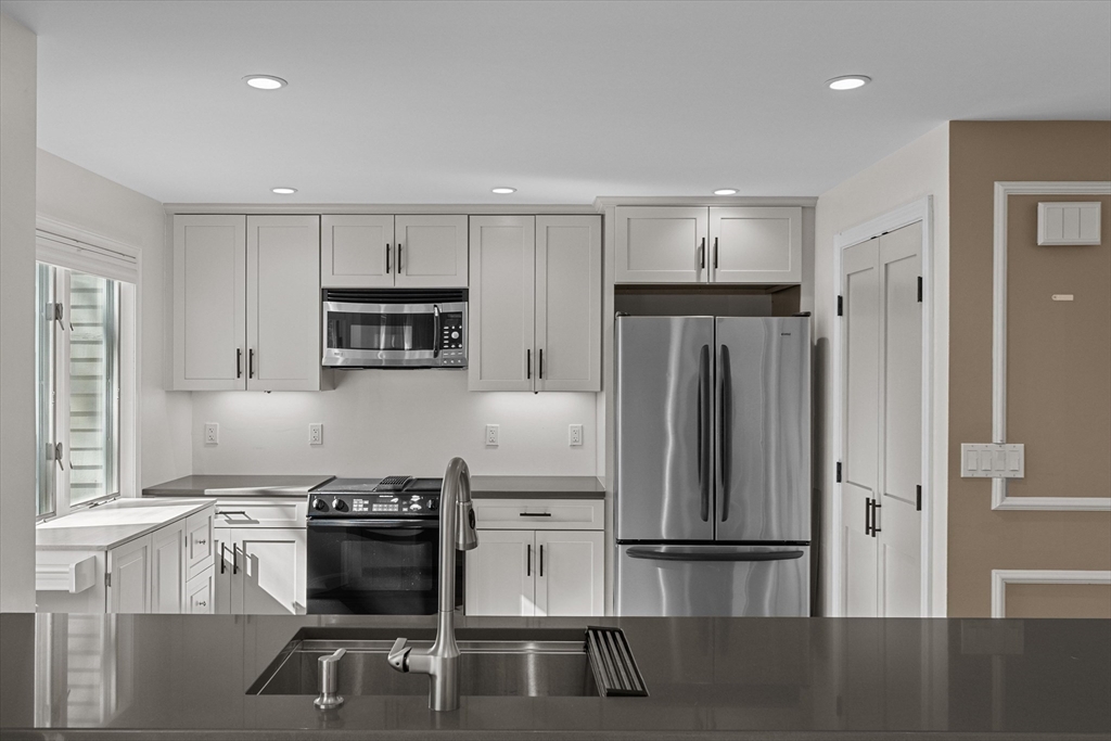 14 Abington Road, Unit 14 Danvers, MA 01923 - Photo 3 of 40 Gallery Image 3