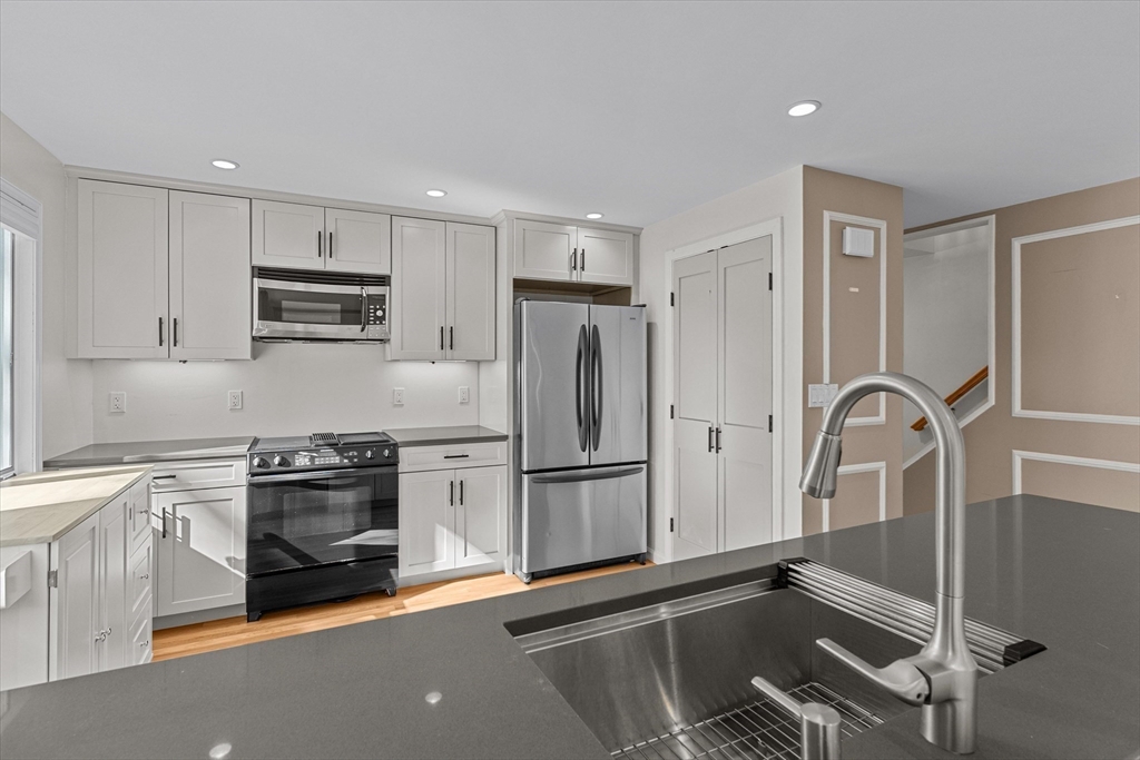 14 Abington Road, Unit 14 Danvers, MA 01923 - Photo 4 of 40 Gallery Image 4
