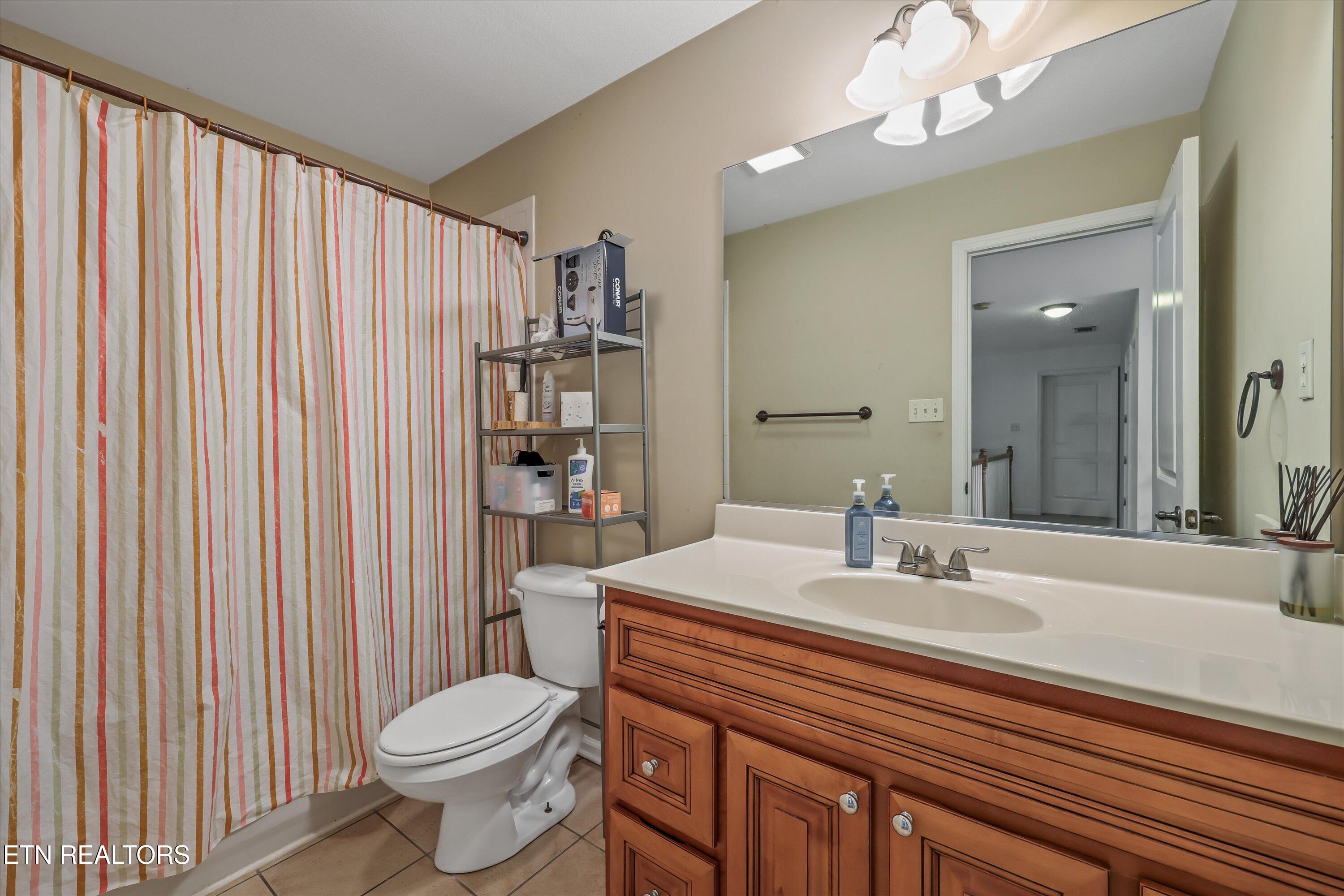 901 Heathgate Road Knoxville, TN 37922 - Photo 24 of 45 Full Bathroom