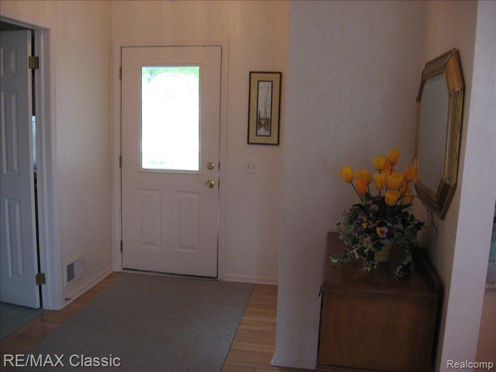662 Summit Ridge Drive Milford, MI 48381 - Photo 2 of 23 Foyer