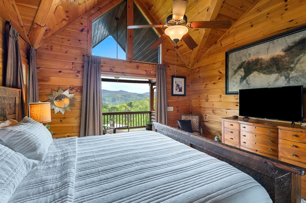 940 Whispering Lake Drive Blue Ridge, GA 30513 - Photo 45 of 70 Primary Upstairs