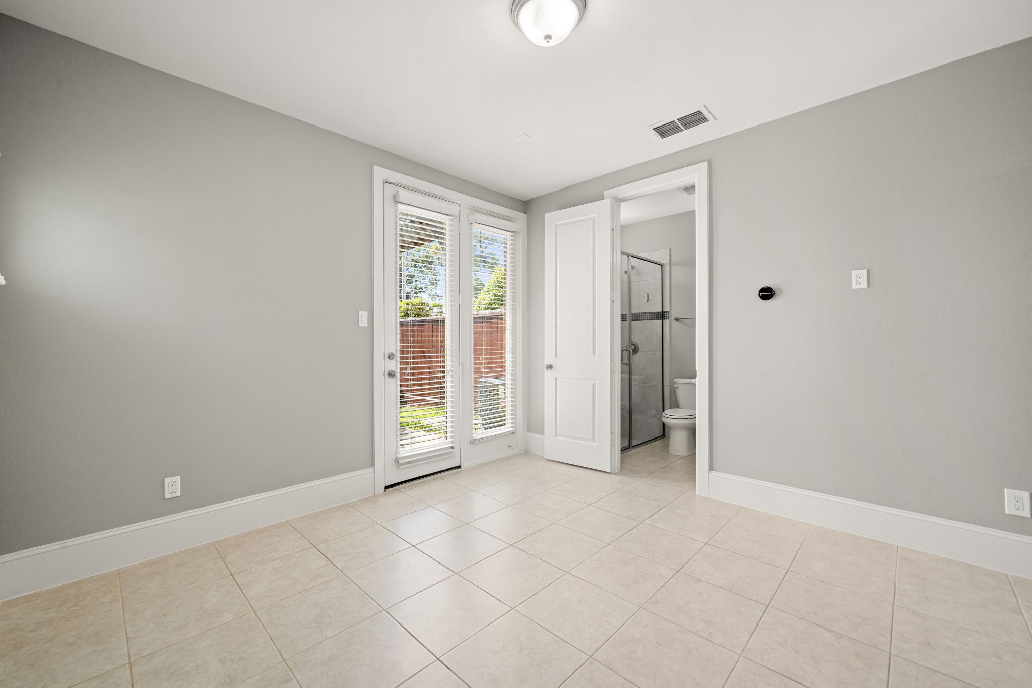6703 Highclere Manor Lane Houston, TX 77055 - Photo 6 of 36 an empty room with closet and windows