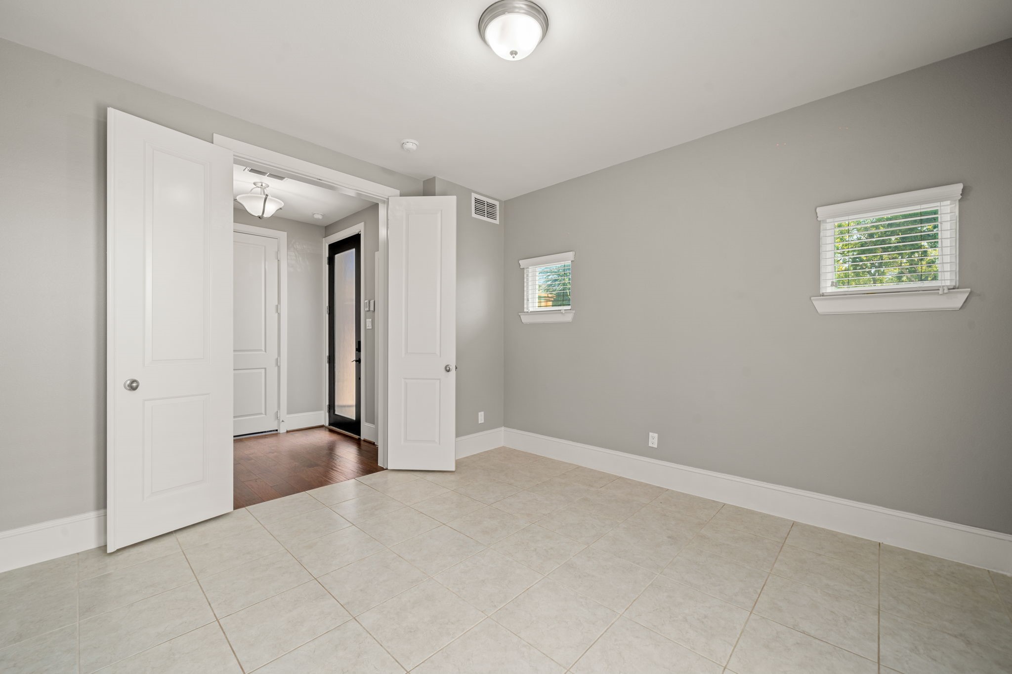 6703 Highclere Manor Lane Houston, TX 77055 - Photo 7 of 36 an empty room with windows and closet