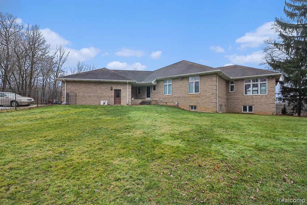 925 Maxfield Lake Road Hartland, MI 48353 - Photo 2 of 27 Gallery Image 2