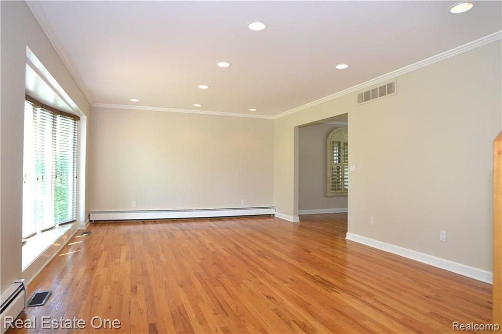 5574 Abington Road West Bloomfield, MI 48322 - Photo 5 of 34