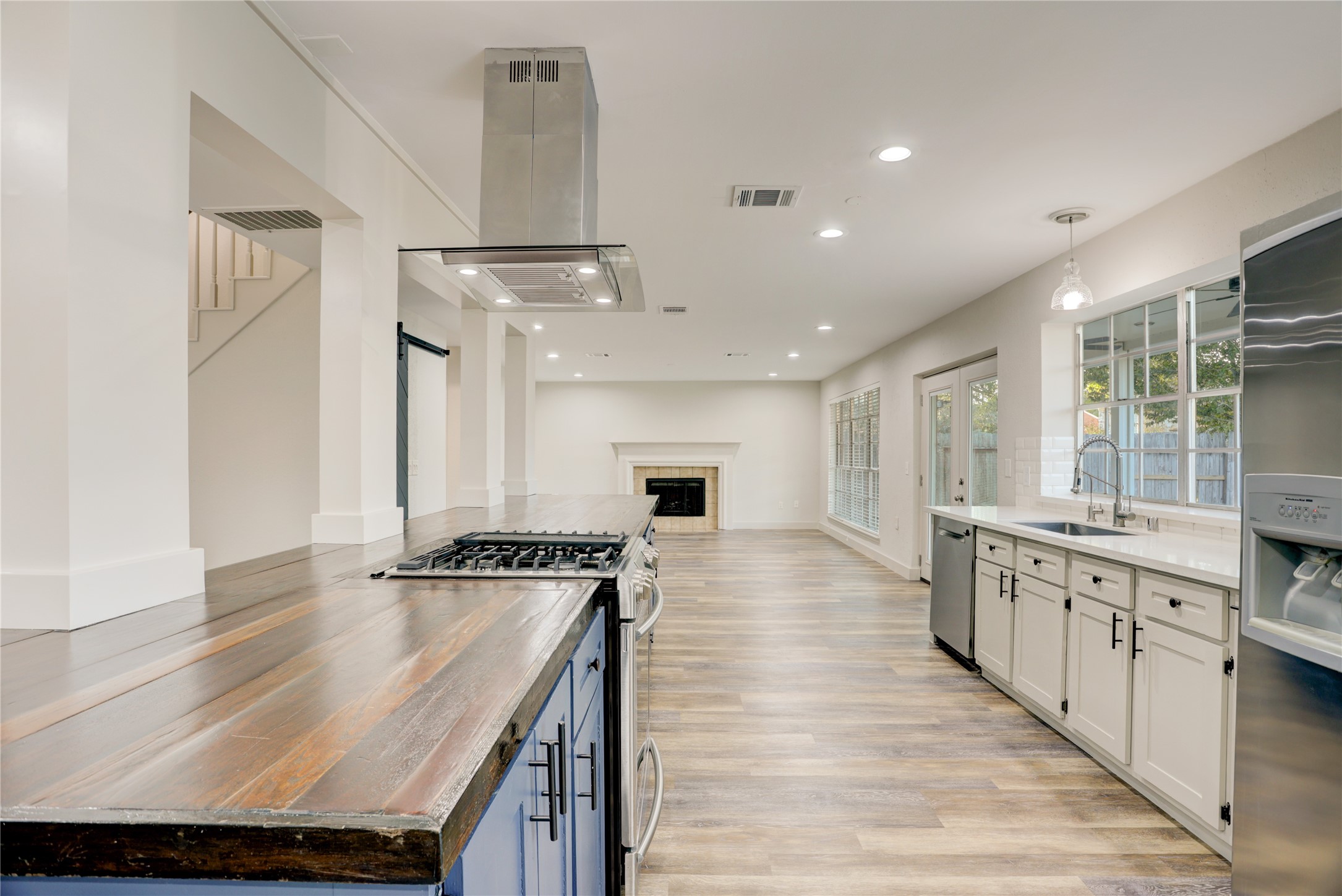 3122 Rimrock Drive Missouri City, TX 77459 - Photo 7 of 29 a kitchen with kitchen island a stove a sink and a refrigerator