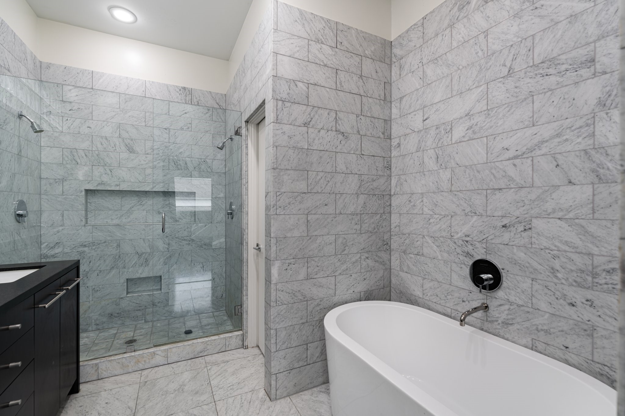 1728 Michigan Street, Unit B Houston, TX 77006 - Photo 14 of 24 Enjoy a separate deep soaking tub.