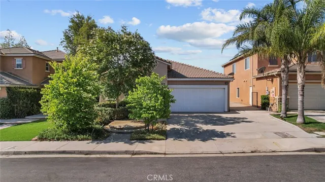 a view of a backyard of the house