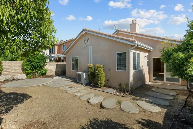 a view of a house with backyard and sitting area