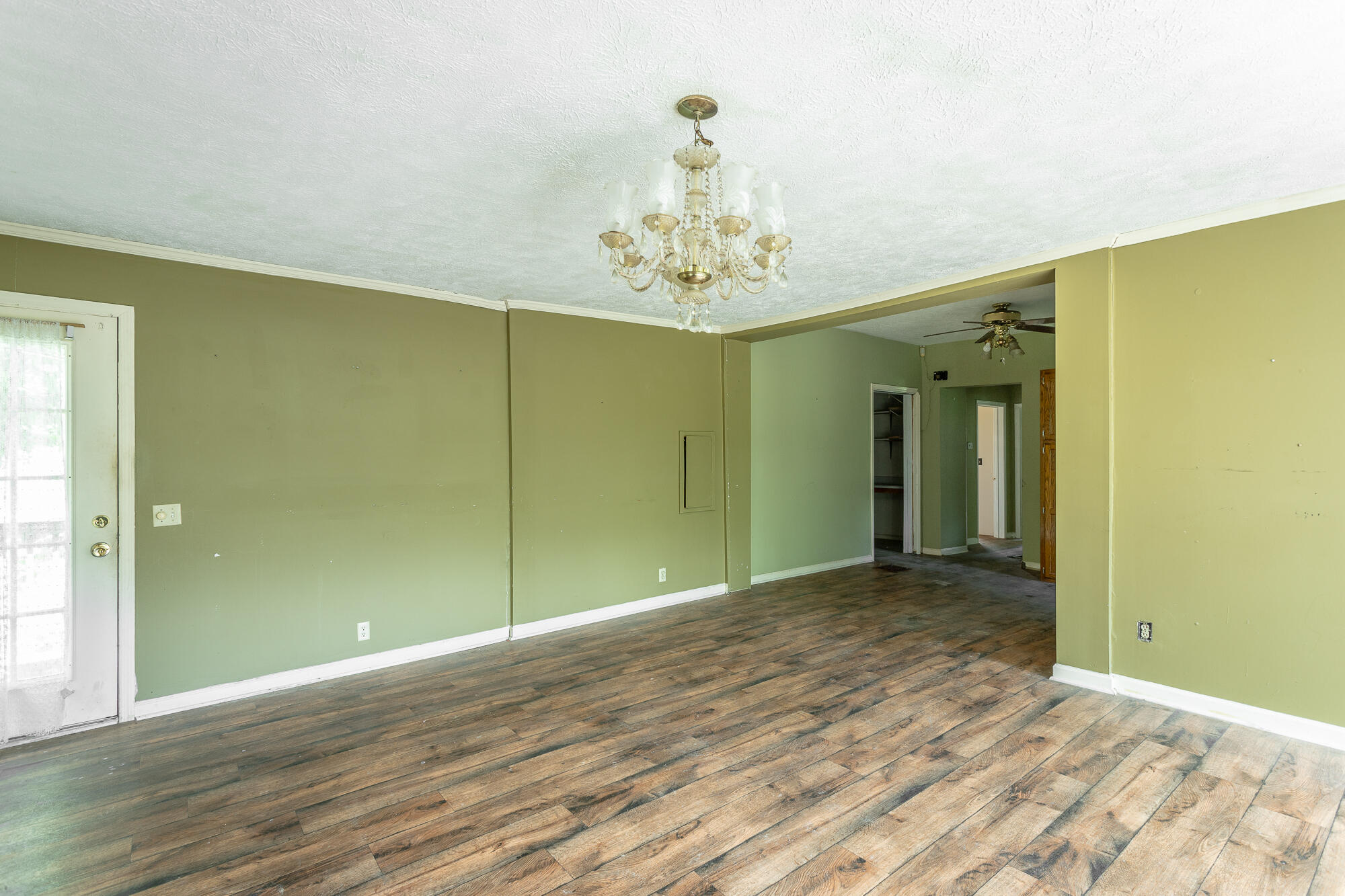 9514 East Brainerd Road Chattanooga, TN 37421 - Photo 17 of 42 Living Room