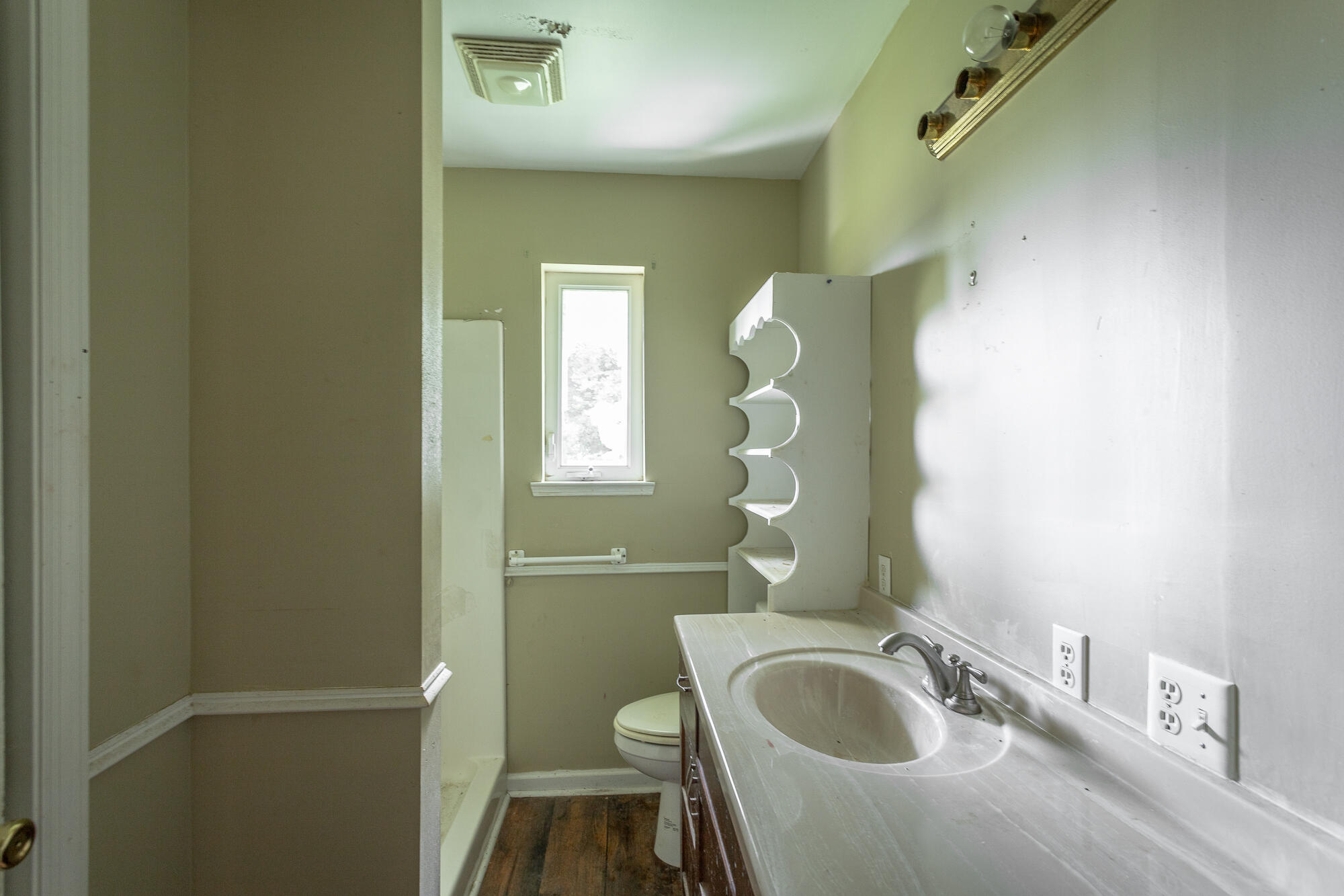 9514 East Brainerd Road Chattanooga, TN 37421 - Photo 28 of 42 Bathroom