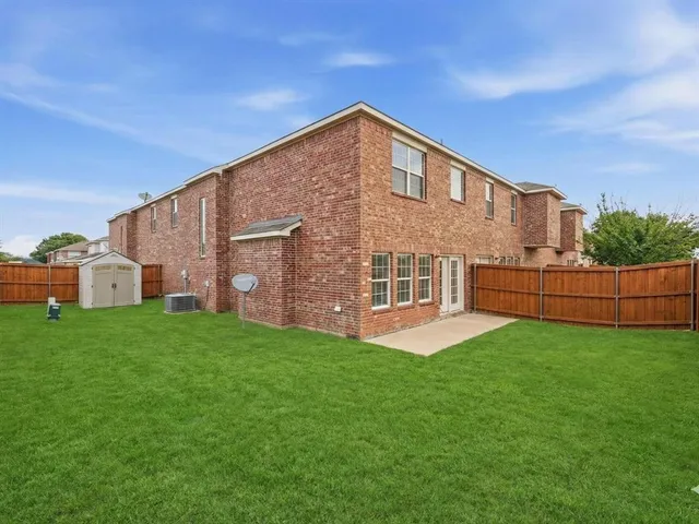 a view of a house with backyard and garden