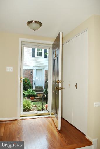 8571 Tyrolean Way Springfield, VA 22153 - Photo 2 of 22 Welcome Home ! Come on in!!! FOYER....