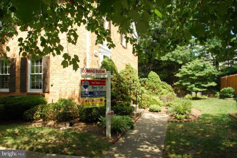 8571 Tyrolean Way Springfield, VA 22153 - Photo 14 of 22 Exterior (Front)