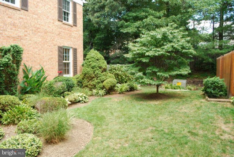 8571 Tyrolean Way Springfield, VA 22153 - Photo 20 of 22 Exterior (Front)