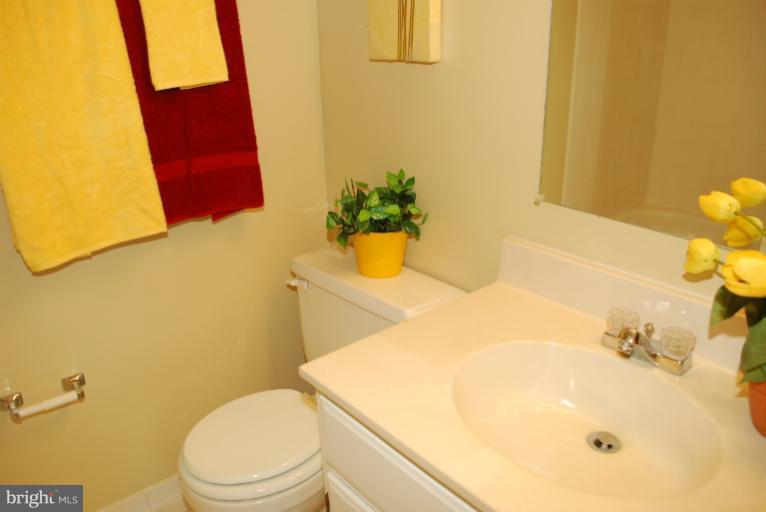 8571 Tyrolean Way Springfield, VA 22153 - Photo 3 of 22 HALL BATH