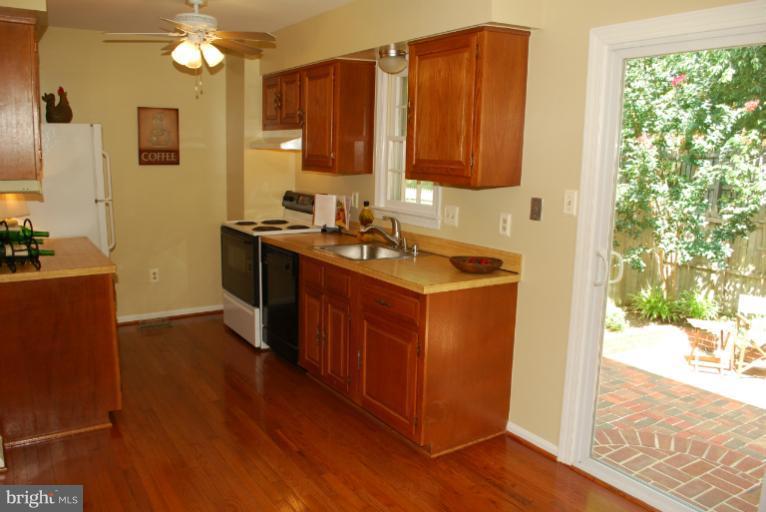 8571 Tyrolean Way Springfield, VA 22153 - Photo 4 of 22 Kitchen