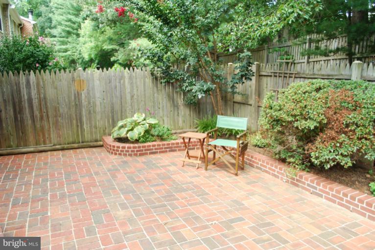 8571 Tyrolean Way Springfield, VA 22153 - Photo 7 of 22 ARE YOU READING A GOOD BOOK?