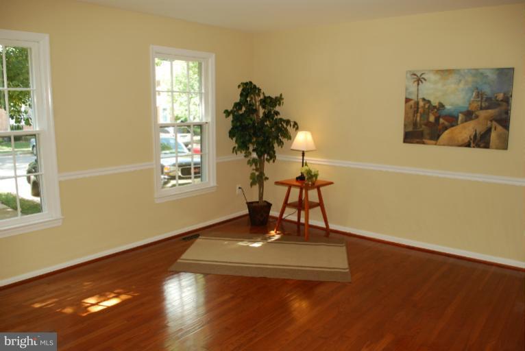 8571 Tyrolean Way Springfield, VA 22153 - Photo 10 of 22 Living Room