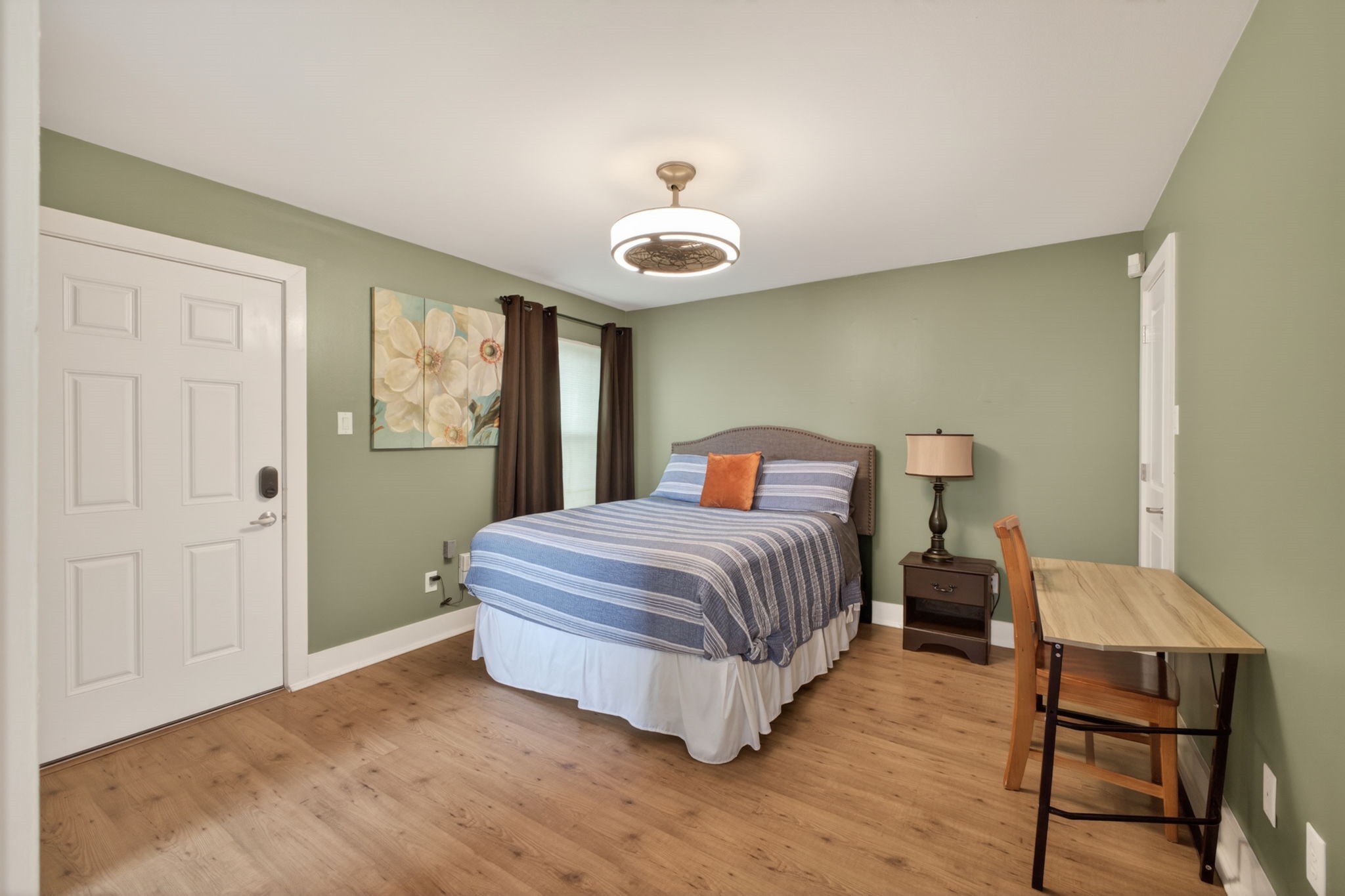 5207 Cornish Street Houston, TX 77007 - Photo 7 of 38 Ensuite Bedroom w/ large walk-in closet on 1st floor; Primary bedroom or guest bedroom